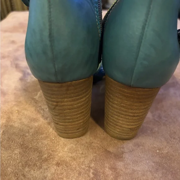 Chic Green Sandals with Floral Cutouts - Picture 4 of 5